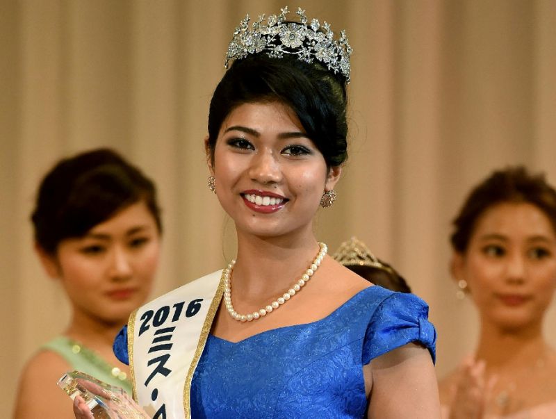 Priyanka Yoshikawa smiles as she holds the trophy after winning the Miss Japan title at the Miss World Japan 2016 Beauty Pageant in Tokyo on September 5, 2016 (AFP Photo/Toru Yamanaka)