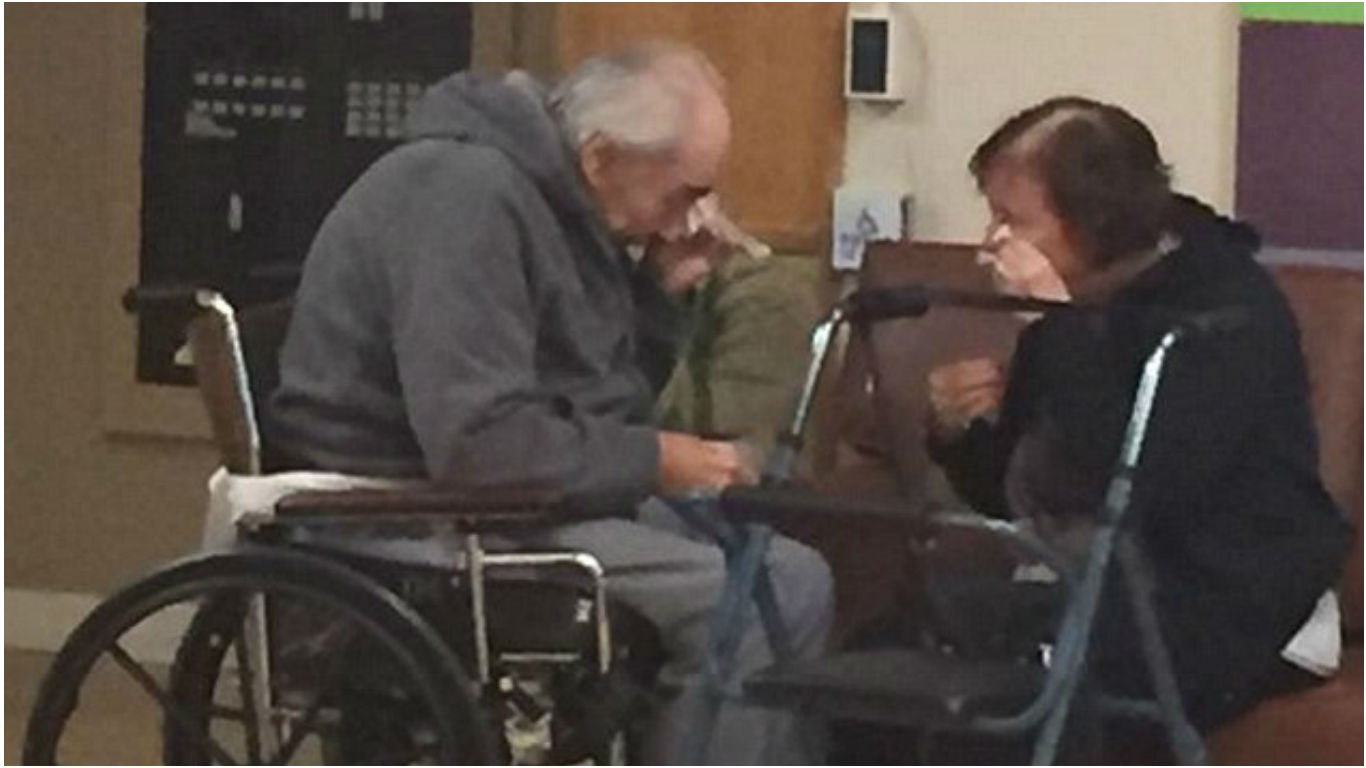 结婚逾62年的这对夫妇，被迫住在不同的护理中心，每次见面都会以泪洗脸。-图取自每日邮报-