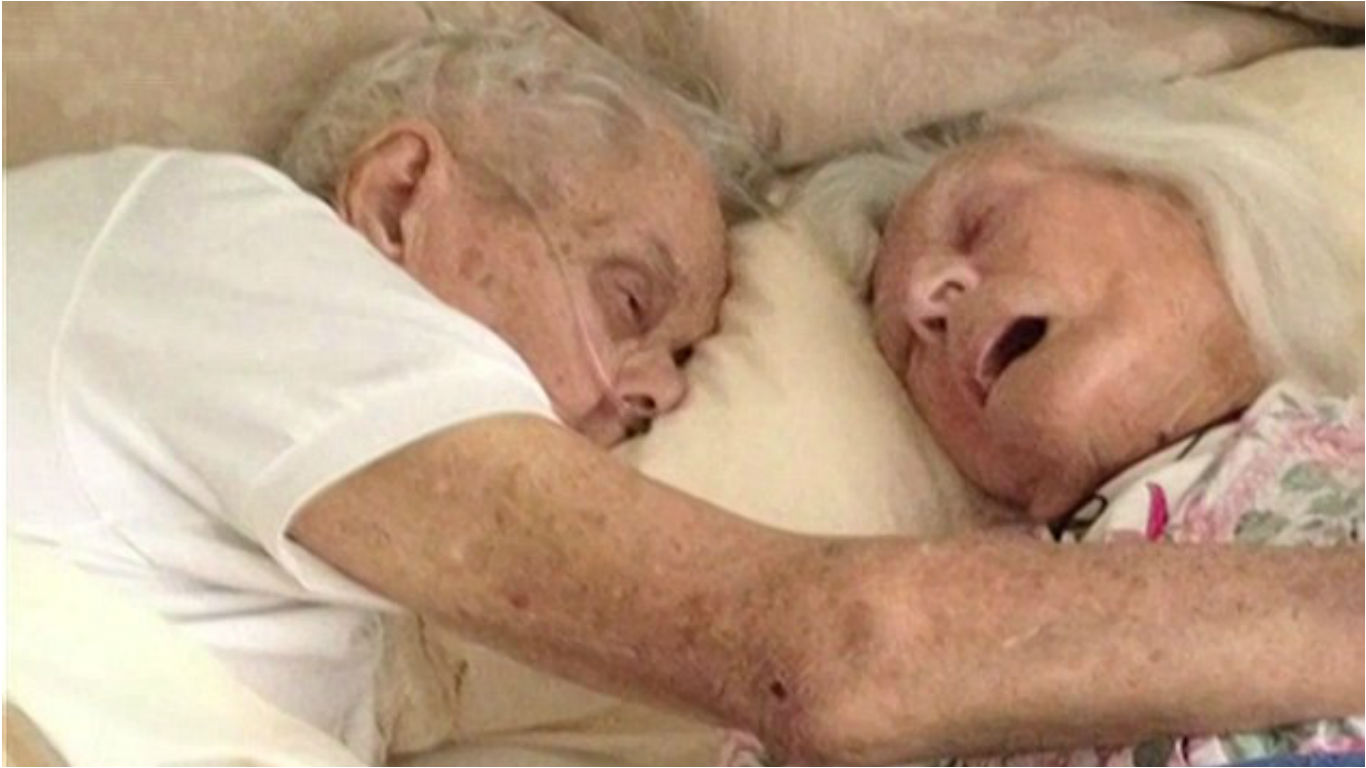 这对夫妇自8岁相识就开始恋爱，更在结婚75年后同一天离世。-图取自每日邮报-