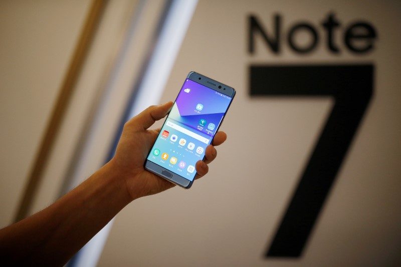 A model poses for photographs with a Galaxy Note 7 new smartphone during its launching ceremony in Seoul, South Korea, August 11, 2016. REUTERS/Kim Hong-Ji/File Photon