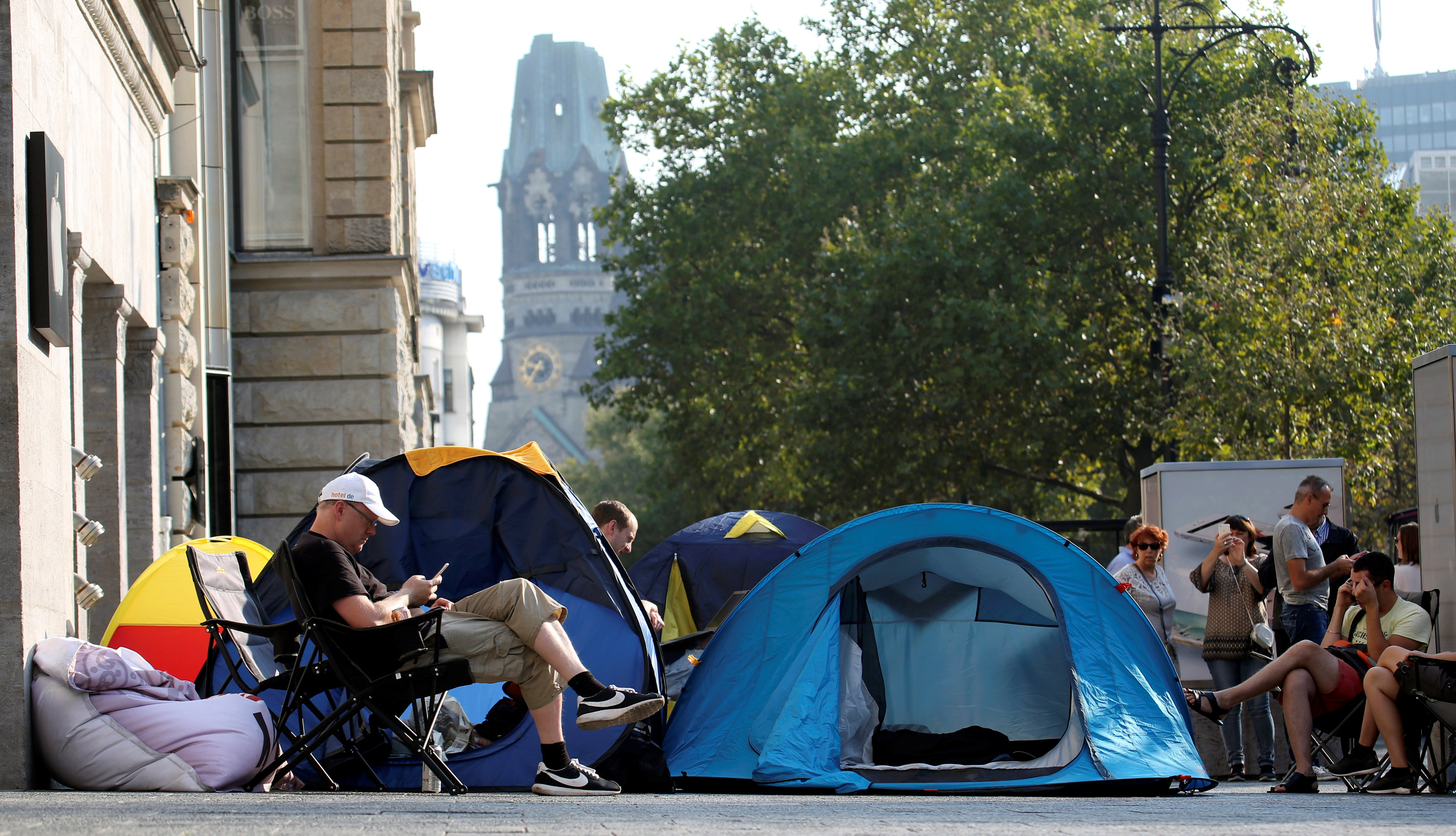 Customers wait beside their tents outside an Apple store to buy the newly released Apple iPhone 7 at Kurfuerstendamm boulevard in Berlin, Germany, September 12, 2016. REUTERS/Fabrizio Benschn
