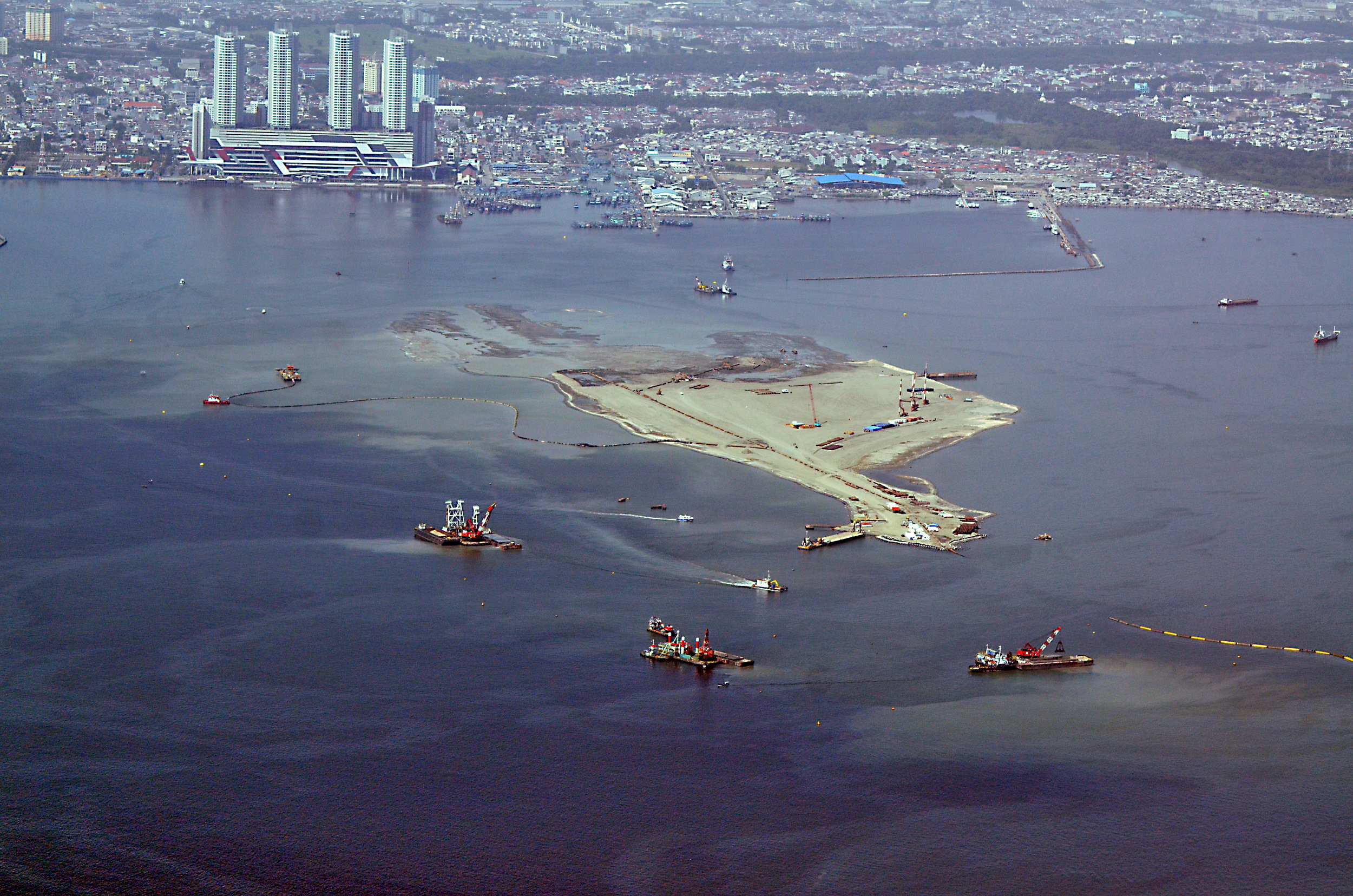 An aerial view of land reclamation in Jakarta Bay, Indonesia April 14, 2016 in this photo taken by Antara Foto. Antara Foto/Agus Suparto/ via REUTERS/File Photo ATTENTION EDITORS - THIS IMAGE HAS BEEN SUPPLIED BY A THIRD PARTY. FOR EDITORIAL USE ONLY. MAN
