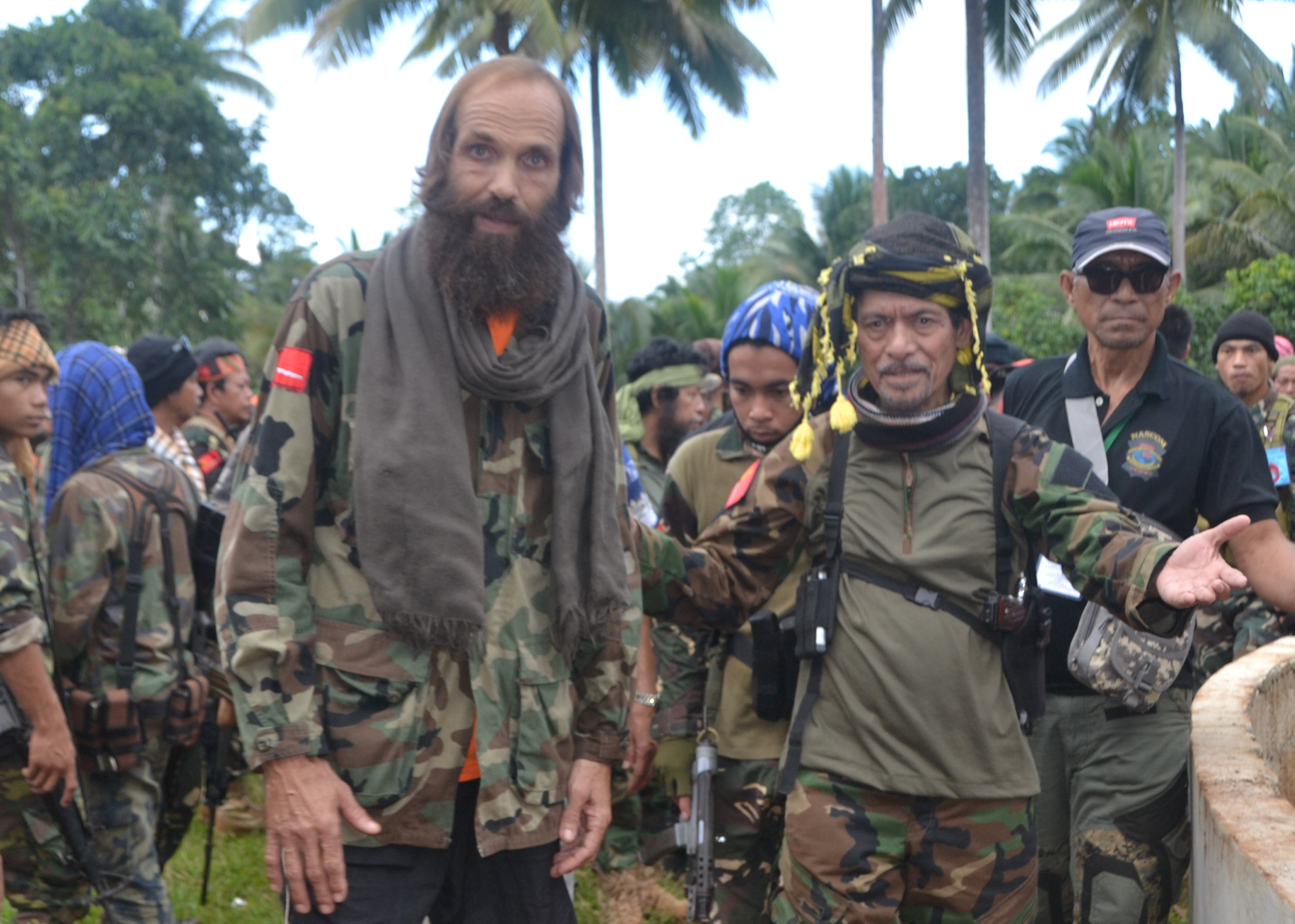 Moro National Liberation Front (MNLF) leader Nur Misuari (front R) escorts former hostage Norwegian national Kjartan Sekkingstad (front L) after he was freed from the al Qaeda-linked Abu Sayyaf Islamist militant group, in Jolo, Sulu, in southern Philippin