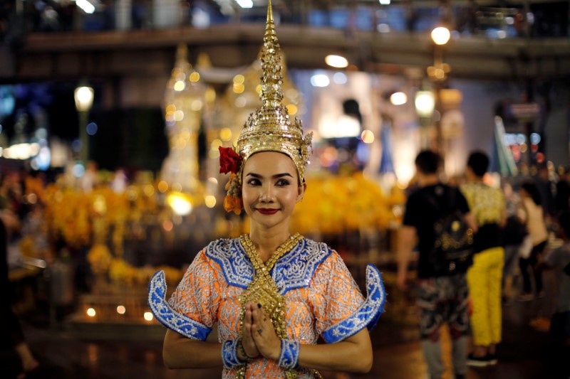 A thai classical dancer poses for photos at the Erawan shrine in central of Bangkok, Thailand, August 30, 2016. Picture taken August 30, 2016. REUTERS/Jorge Silvan