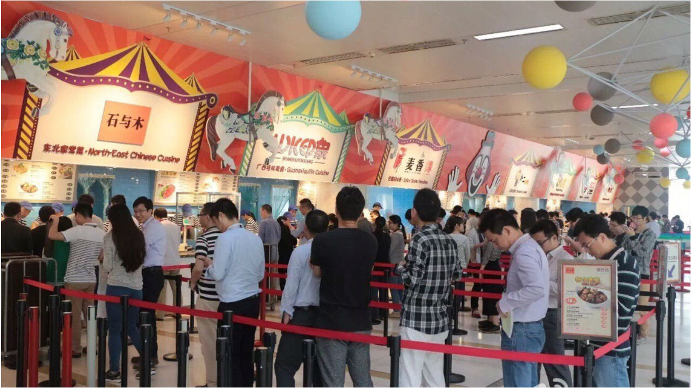 华为食堂除了供应各地美食，公司还会举行Family Openday，主题餐厅成温馨乐园。-图取自网络-