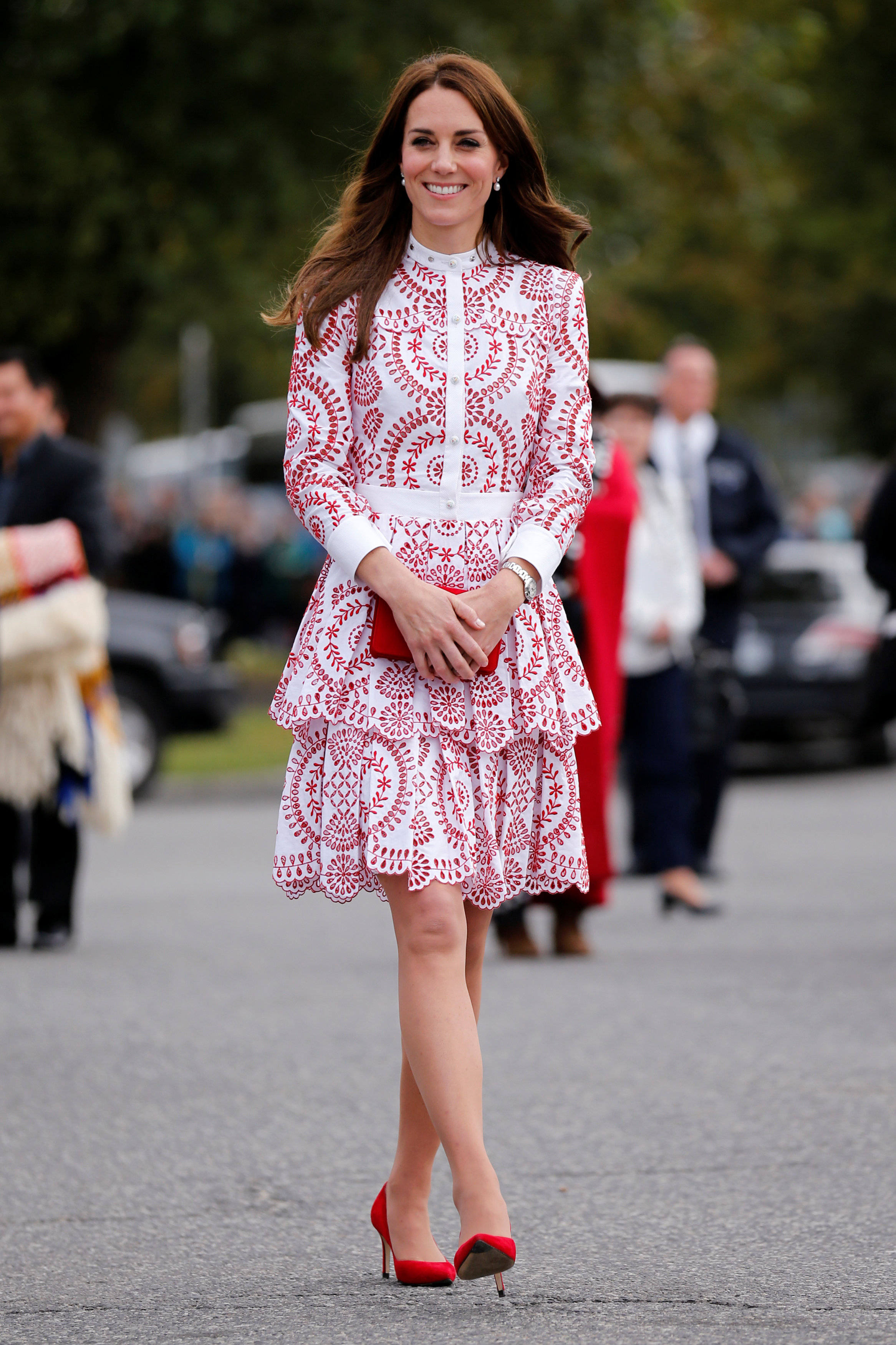 凯特一袭红白花纹连衣裙现身温哥华，让许多网民大赞美翻了。-路透社-