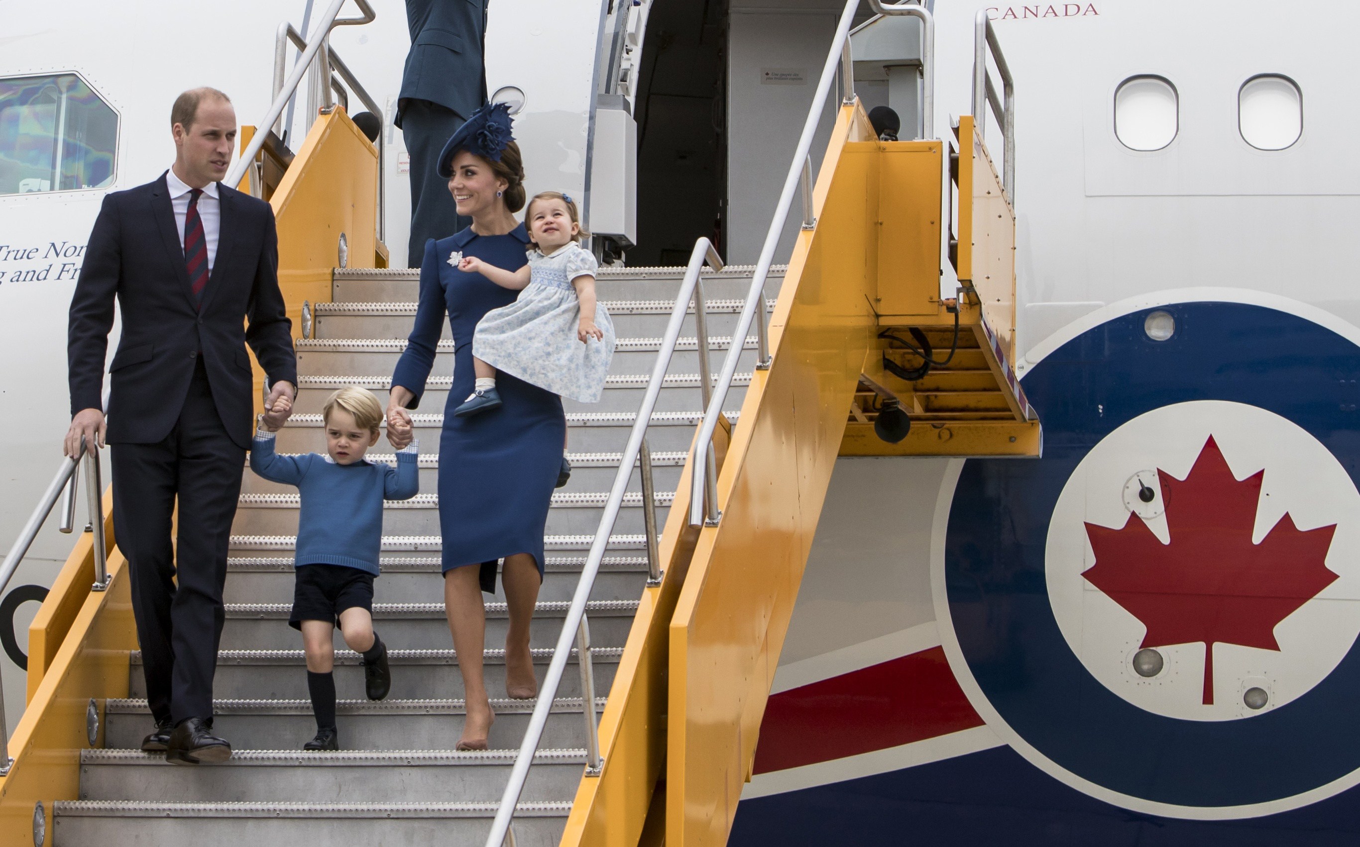 威廉王子一家四口穿着“皇家蓝”服装访问加拿大，被网民酸是“战后”时期服装。-路透社-
