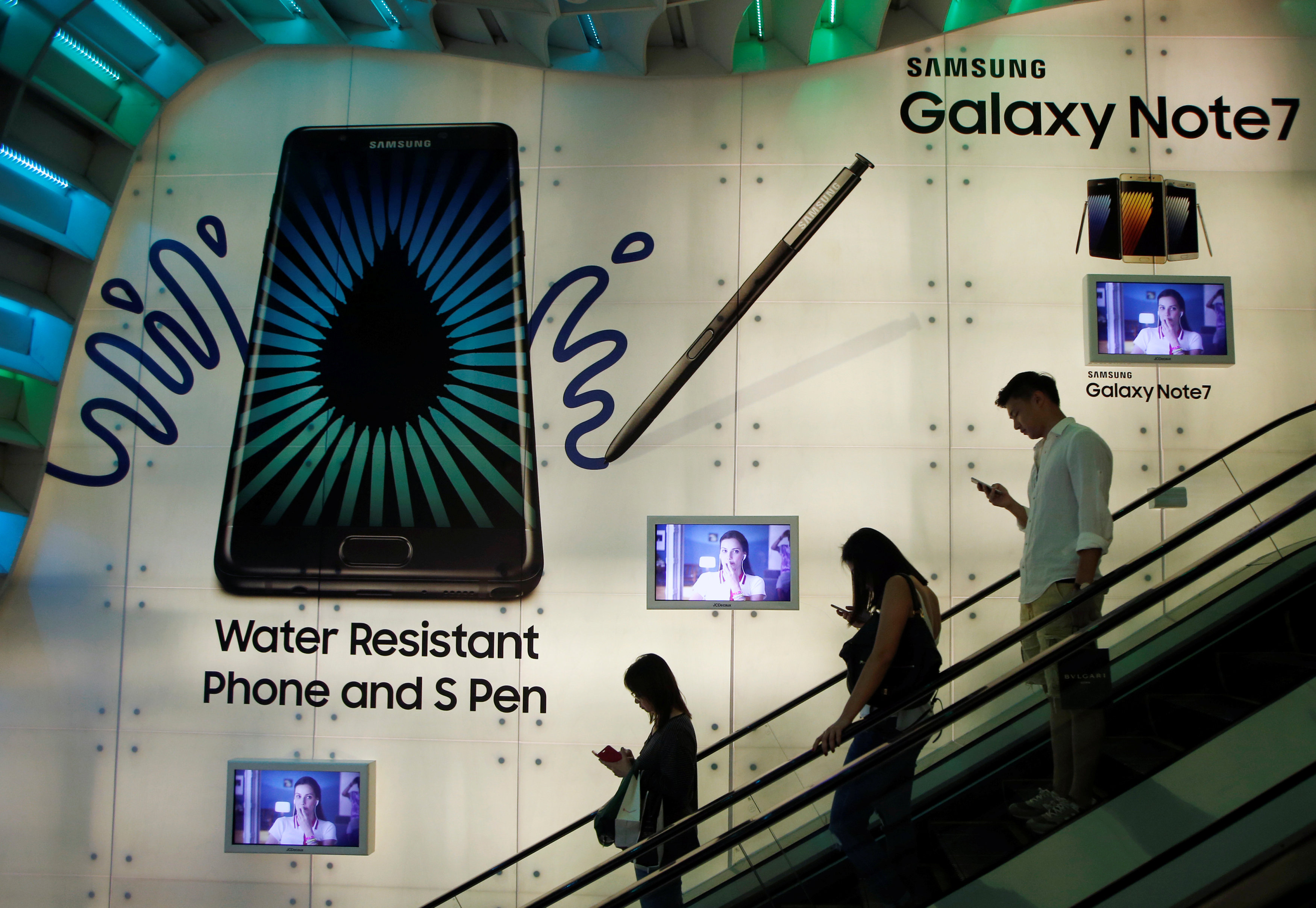 People pass a Samsung Note 7 advertisement in Singapore September 22, 2016. REUTERS/Edgar Su