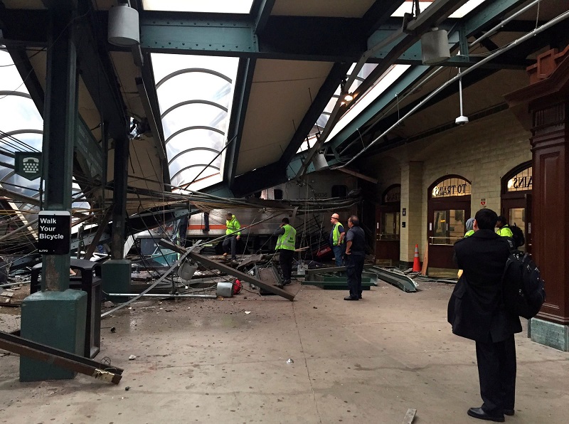 车站严重损毁，工作人员在场检查。-路透社/Corey Futterman-