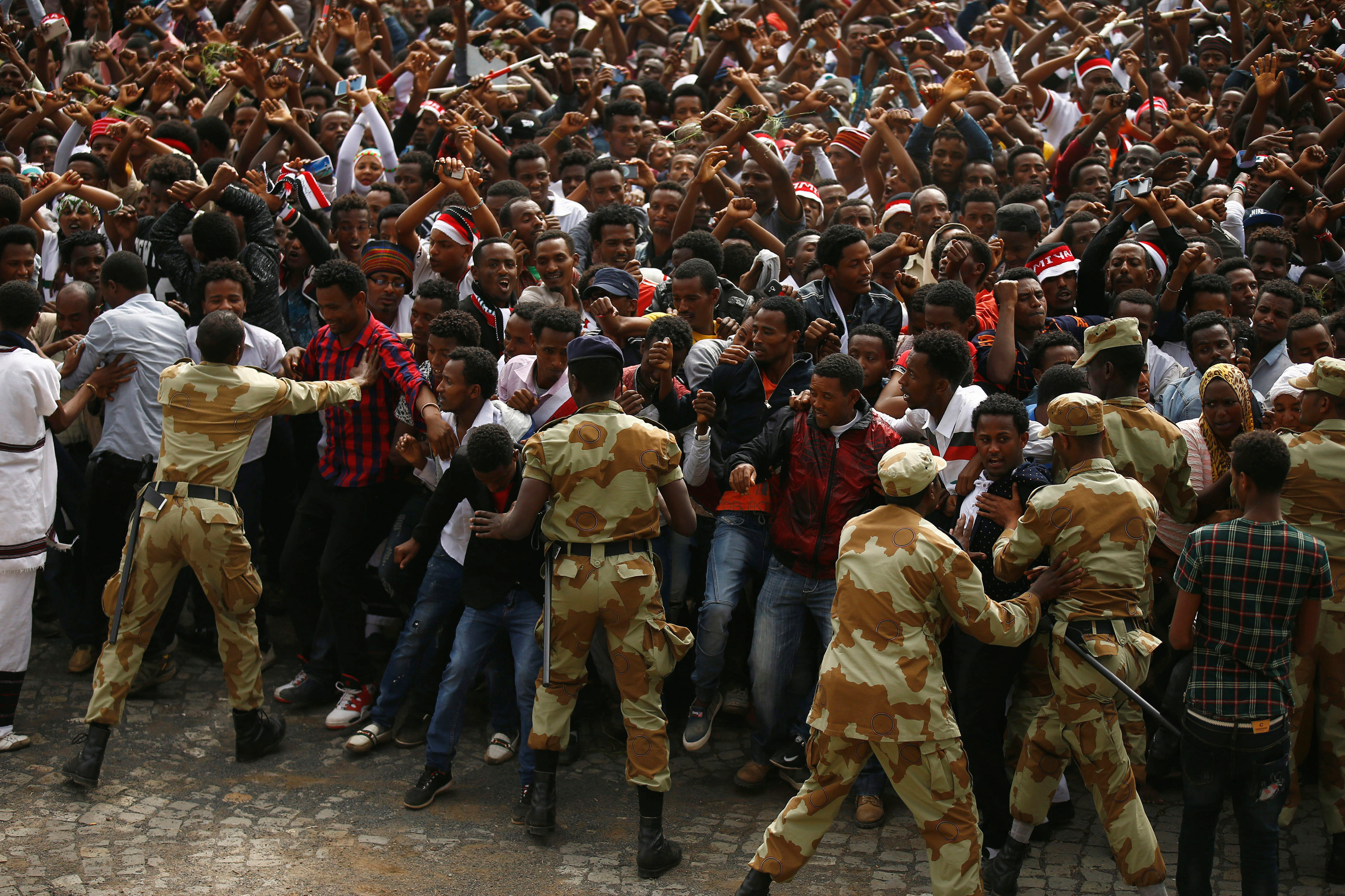 Demonstrators chant slogans while flashing the Oromo protest gesture during Irreecha, the thanksgiving festival of the Oromo people, in Bishoftu town, Oromia region, Ethiopia, October 2, 2016. REUTERS/Tiksa Negerin