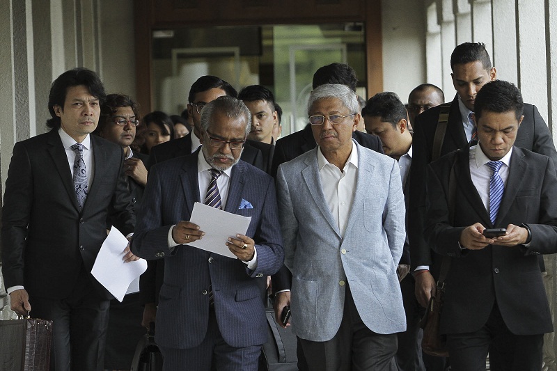 Lawyer Tan Sri Muhammad Shafee Abdullah (left) and (right) Bank Rakyat Chairman Tan Sri Abdul Aziz Zainal at the Kuala Lumpur High Court September 7, 2016. u00e2u20acu201d Picture by Yusof Mat Isa