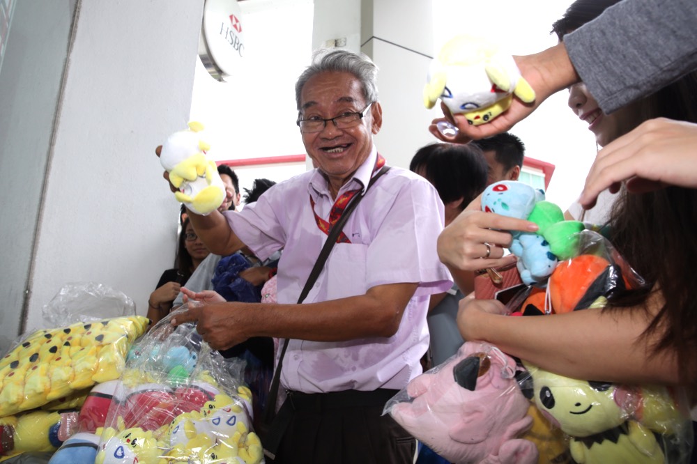 u00e2u20acu02dcUncle Davidu00e2u20acu2122 (centre) sells Pokemon plush toys outside HSBC Damansara Uptown September 21, 2016. His story went viral after a customer ordered 250 toys but failed to show up. u00e2u20acu201d Picture by Choo Choy May 