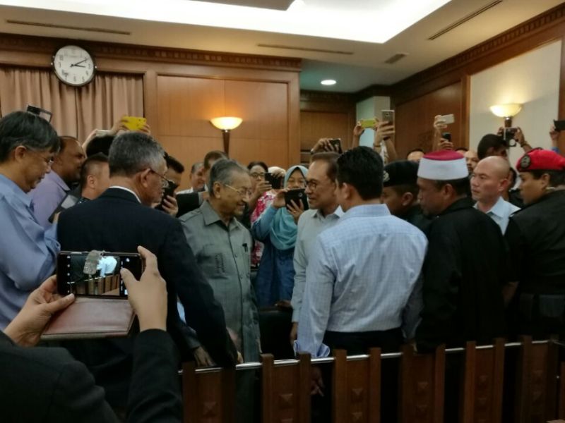 Datuk Seri Anwar Ibrahim bertemu dengan bekas bosnya Tun Dr Mahathir Mohamad di Mahkamah Tinggi Kuala Lumpur hari ini. u00e2u20acu201d Foto ihsan Twitter/Eric Paulsen