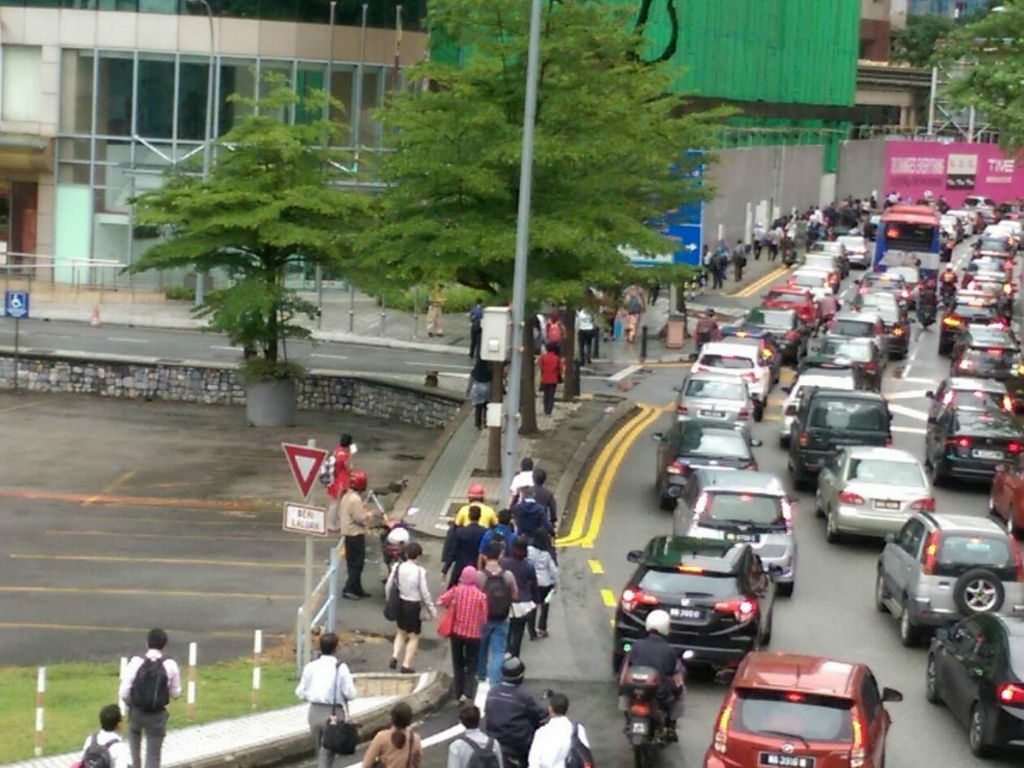 Dang Wangi站外交通阻塞之外，轻快铁乘客也索性步行在公路上，这名推友上载图片时还给了一句黑色幽默，笑称这不是大游行。-khalidkarim推特-