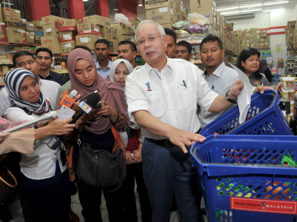 nPETALING JAYA, 2 Sept -- Perdana Menteri Datuk Seri Najib Tun Razak menunjukkan perbezaan harga barang keperluan asas di antara barangan dari keluaran Kedai Rakyat 1Malaysia (KR1M) dengan jenama lain yang dibelinya ketika membuat tinjauan di KR1M cawanga