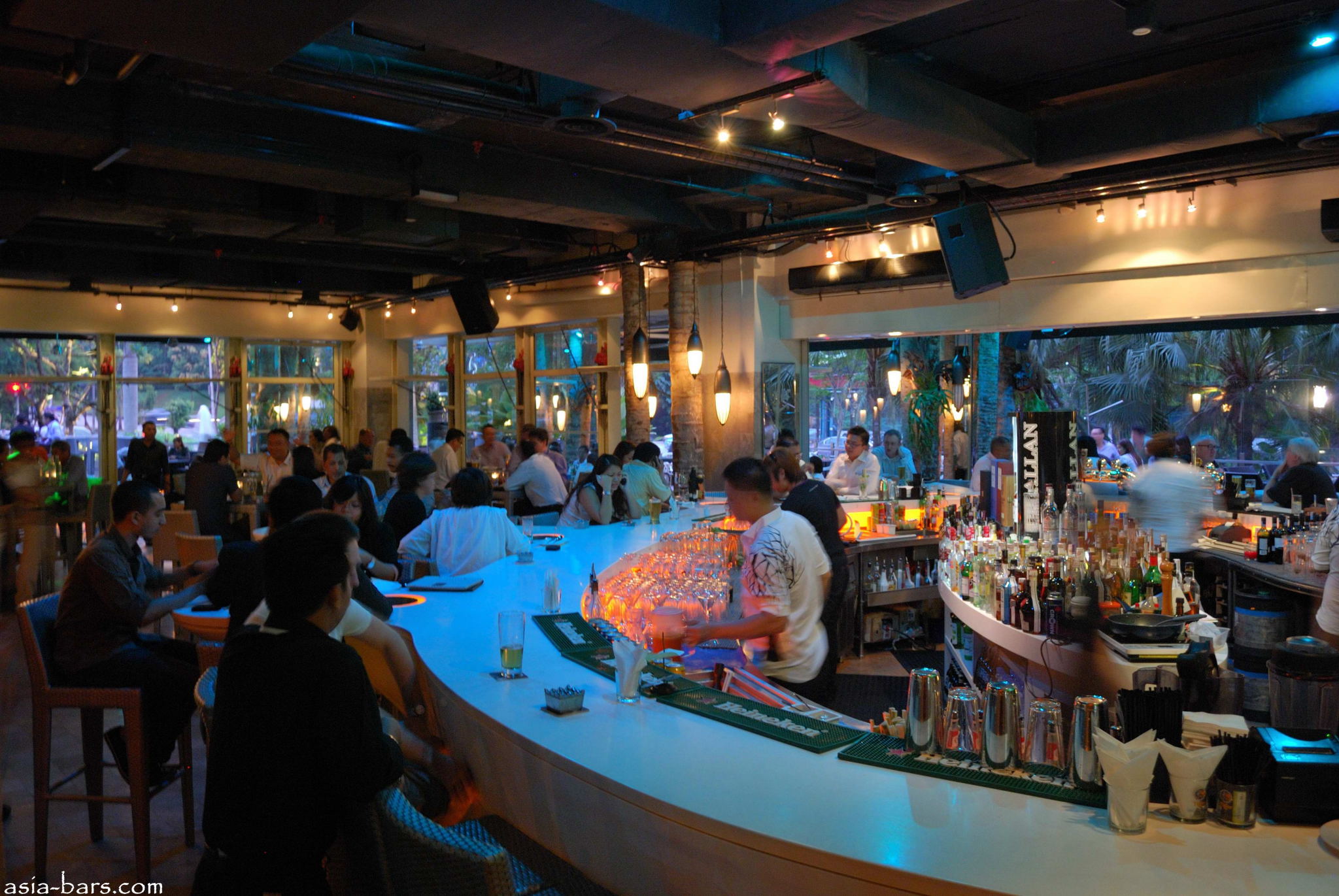 和朋友聚会就该来这里嘛！图取自：asia-bars