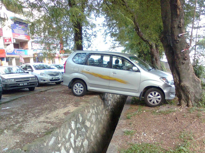 这种parking好像只会发生在马来西亚XD 图取自funnymalysia
