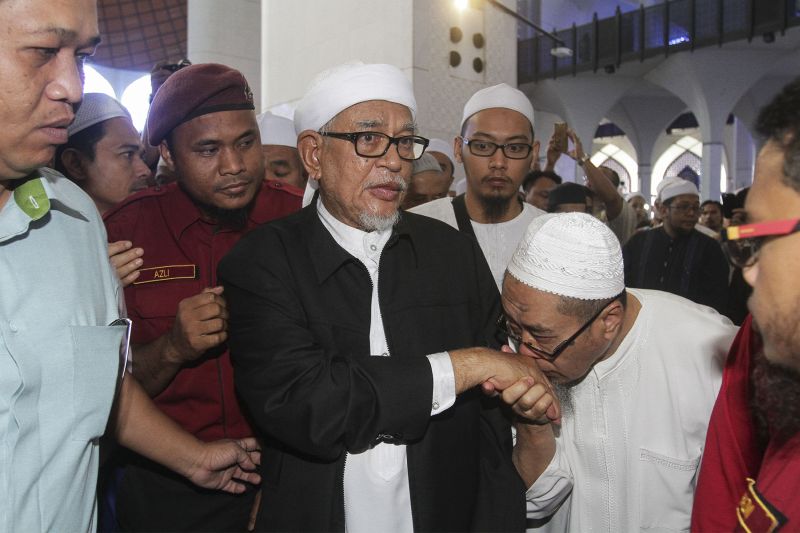 哈迪阿旺在事后接受穆斯林簇拥，有者亲吻其掌背以示敬重。-M中文网Yusof 摄-