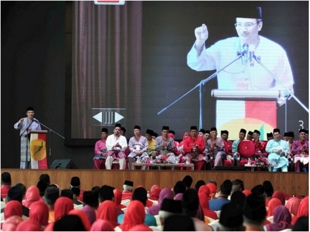 JOHOR BAHARU, 3 Sept -- Naib Presiden UMNO Datuk Seri Hishammuddin Tun Hussein merangkap Menteri Pertahanan berucap bagi merasmikan Persidangan Perwakilan UMNO Bahagian Johor Bharu di sebuah hotel hari ini.u00e2u20acu00a8--fotoBERNAMA (2016) HAK CIPTA TERPELIHARA