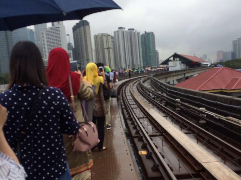 Segelintir penumpang LRT terpaksa berjalan di sepanjang landasan semasa hujan. u00e2u20acu201d Foto ihsan Twitter/NiniNell