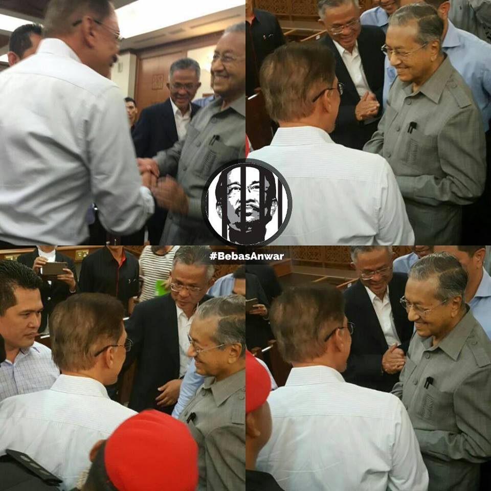 马哈迪与安华在法庭内握手问好。-Bebas Awar脸书专页-