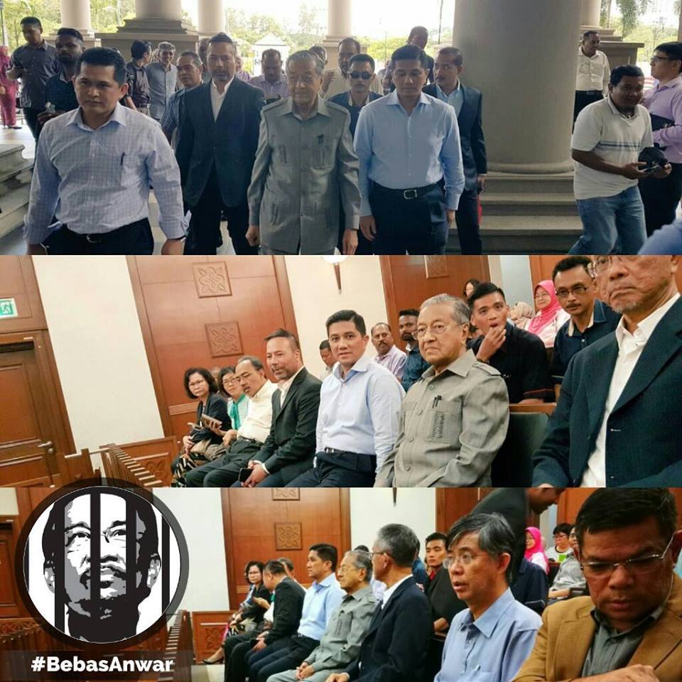 马哈迪出现在法庭，而且还是特地前来支持安华，震惊所有人。-Bebas Anwar脸书专页-