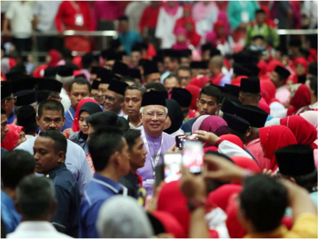 PEKAN, 3 Sept -- Perdana Menteri Datuk Seri Najib Tun Razak (tengah) bersalam dan beramah mesra dengan perwakilan ketika hadir merasmikan Persidangan Perwakilan UMNO Bahagian Pekan 2016 di Dewan Konvensyen Sultan Ahmad Shah, hari ini.nTurut hadir isteri P