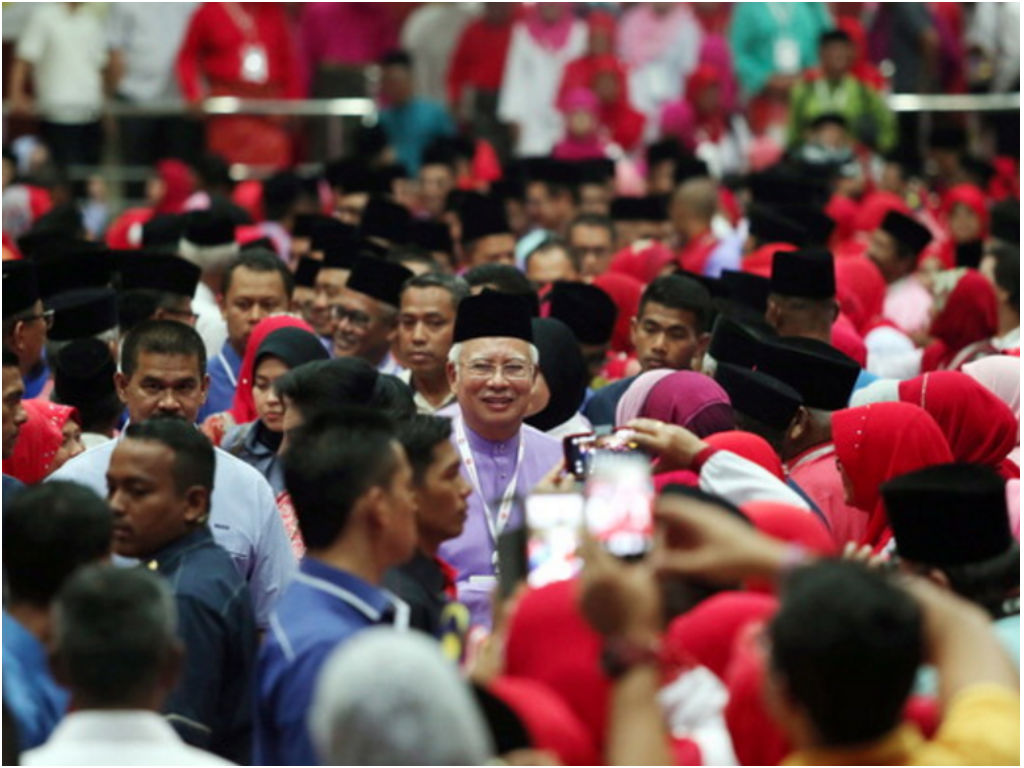 PEKAN, 3 Sept -- Perdana Menteri Datuk Seri Najib Tun Razak (tengah) bersalam dan beramah mesra dengan perwakilan ketika hadir merasmikan Persidangan Perwakilan UMNO Bahagian Pekan 2016 di Dewan Konvensyen Sultan Ahmad Shah, hari ini.nTurut hadir isteri P