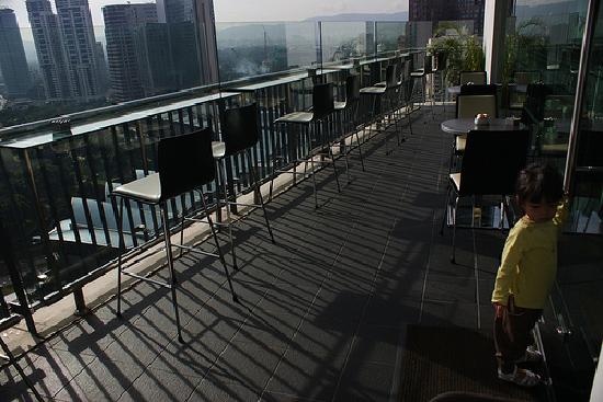 无论白天或黑夜，只要想看美景吃美食，就上来吧！图取自：tripadvisor