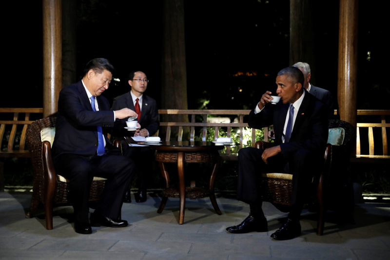 习近平（左）和奥巴马会谈后于西湖国宾馆凉亭喝茶及湖边漫步的画面，未提及两人夜话内容。-路透社-