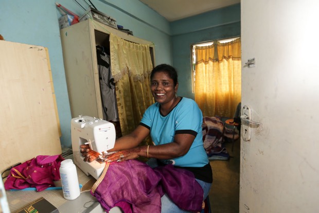玛拉蒂46岁，已有两名孙女，每月只接一些散工来缝纫窗帘来过活。-M中文网Choo Choy May摄-