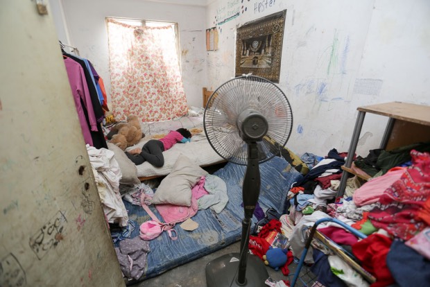 里扎的孩子全都挤在一间没衣橱只有烂床垫的组屋单位里。-M中文网Choo Choy May摄-