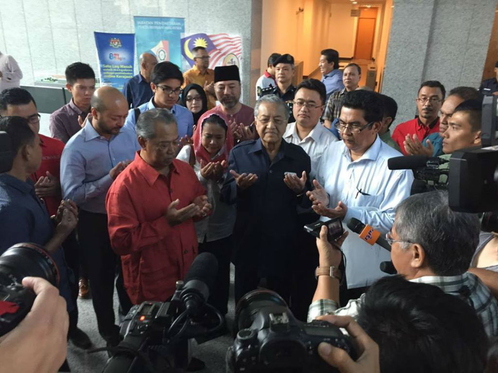 Ya Allah Ya Tuhan ku, kami bersyukur diatas kurniaan kelulusan parti kami, Parti Pribumi Bersatu Malaysia, pada hari yg bersejarah ini, berikan lah kami semangat perjuangan untuk menegakkan kebenaran dan menentang segala kemungkaran, supaya Malaysia akan 