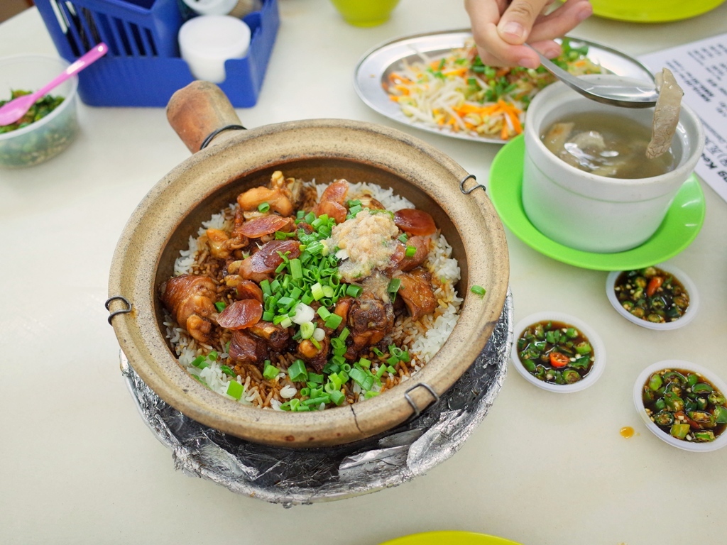 正宗的金宝瓦煲鸡饭，实在美味！图取自：Hookheeliam