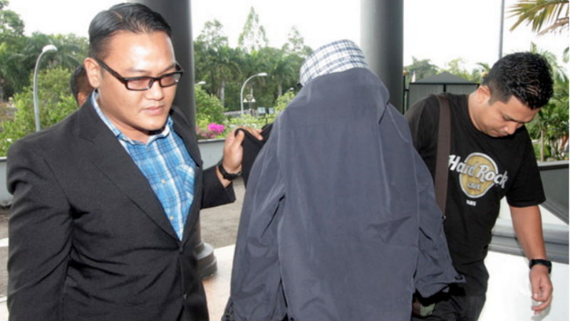 nMELAKA, 29 Sept -- Pengarah Jabatan Kerja Raya Melaka Datuk Khalid Omar, 56, (tengah) diiringi pegawai Suruhanjaya Pencegahan Rasuah Malaysia (SPRM) ketika dihadapkan ke Mahkamah Sesyen hari ini.nDia mengaku tidak bersalah terhadap 13 pertuduhan rasuah d