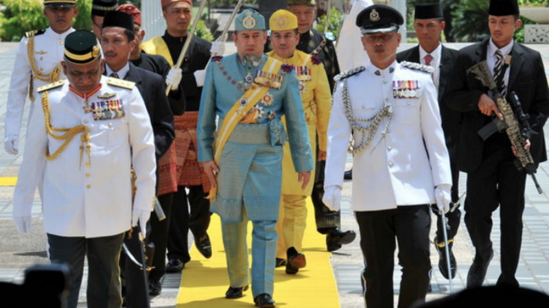 KOTA BAHARU, 7 Mac -- Sultan Muhammad Ke V Kelantan, Tuanku Faris Petra berkenan berangkat merasmikan Istiadat Pembukaan Penggal Ke 4 Persidangan Dewan Negeri Kelantan Ke 13, 2016 di Kota Darulnaim, Isnin. Berangkat sama Tengku Mahkota Kelantan Dr Tengku 