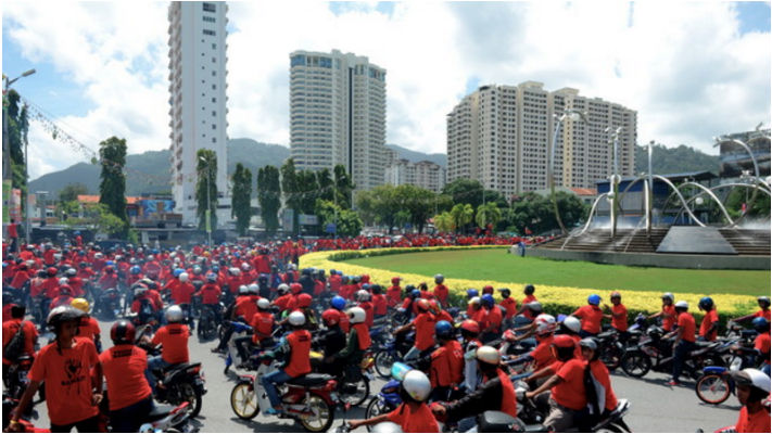 新关仔角交通圈突如其来遭槟城巫统发动的摩哆车队霸占，警方声言事先不知情。-马新社-