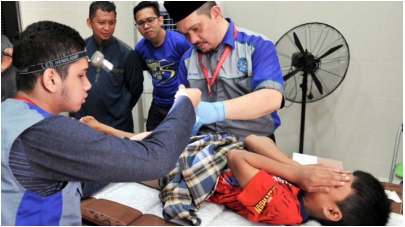 SHAH ALAM, 29 Nov -- Pengerusi Pertubuhan Doktor-Doktor Islam Malaysia (PERDIM) Selangor, Dr Norzaidi Zakaria (kanan) menyempurnakan khatan ke atas seorang kanak-kanak Muhammad Jefrizal, 9, sempena Program Khatan Perdana (Sunathon) 2015 anjuran PERDIM di 