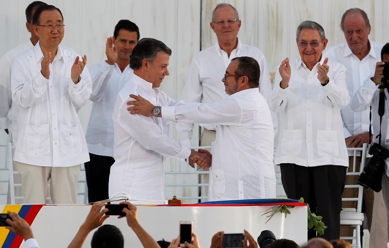 桑托斯(前排左)领导的哥伦比亚政府,上月与左派游击队“哥伦比亚革命武装力量”在古巴签定停火协议。-路透社-