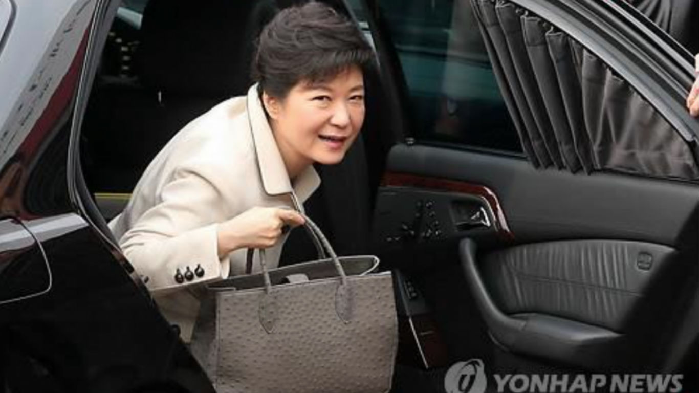 韩国总统朴槿惠拎的灰色包包,据称是高永台Villomillo的产品。-韩联社-