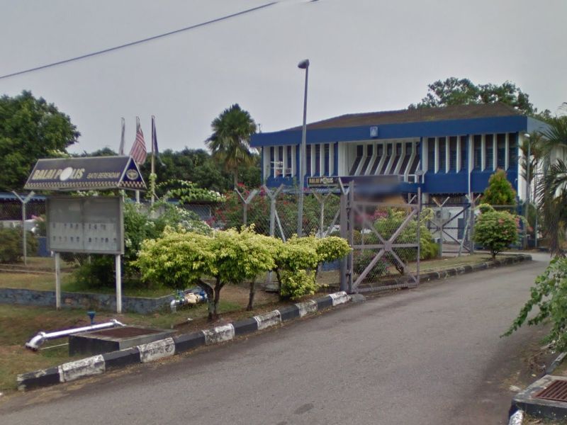 Ibu remaja itu, yang bekerja di Singapura, membuat laporan di balai polis Batu Berendam setelah pelajar itu mengadukan kes rogol kepada neneknya. u00e2u20acu201d Paparan skrin Google
