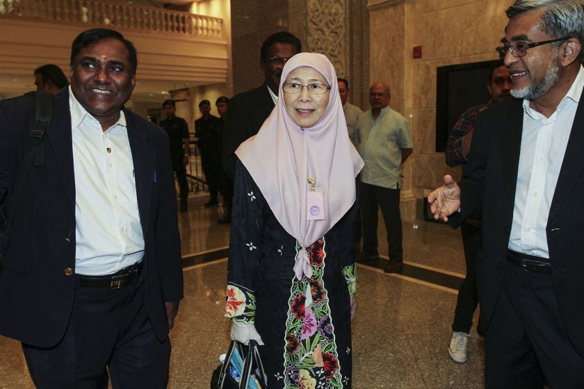 Datin Seri Dr Wan Azizah Wan Ismail is pictured arriving at the Federal Court in Putrajaya on October 12, 2016. u00e2u20acu201d Picture by Yusof Mat Isa