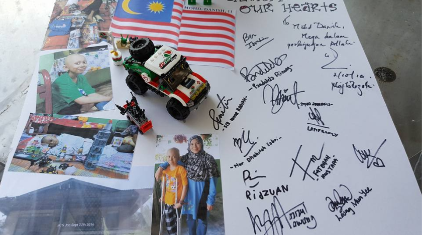 After waiting his turn outside the Perdana Suite at the Formula 1 race in Sepang yesterday, braving the tight security detail and competing VIPs for a chance to speak to the PM, Cheah got Najib to sign the card. u00e2u20acu201d Picture courtesy of William Cheah/Faceb