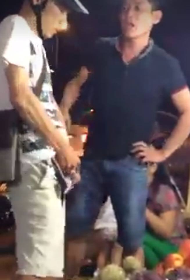 其实小编挺佩服他的，可以小便足足2分钟。先生，请问你的尿液存了多久啊？