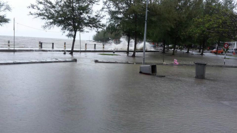 新山的涨潮将洪水带到陆地，以致爆发闪电水灾。-图取自卫生部脸书-