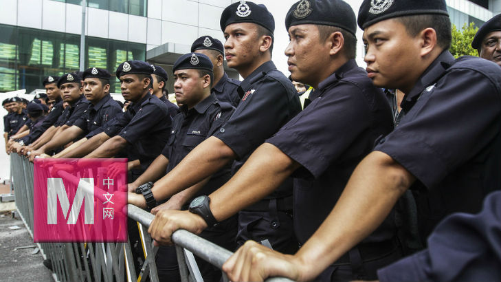 一大票的警方就耗在防守红衫军作乱闹事。-M中文网Mat Yusof摄-