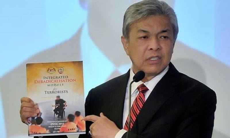 Timbalan Perdana Menteri yang juga Menteri Dalam Negeri, Datuk Seri Dr Ahmad Zahid Hamidi menunjukkan buku 'Integrated Deradicalisation Module for Terrorists' ketika berucap pada sesi 'Asia-Europe Counter-Terrorism Dialogue' u00e2u20acu201d Foto Bernama