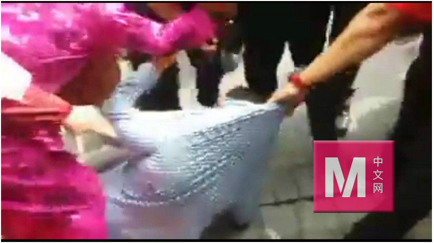 在混乱中，未知谁被扯衣倒地，场面一片混乱。-M中文网图-