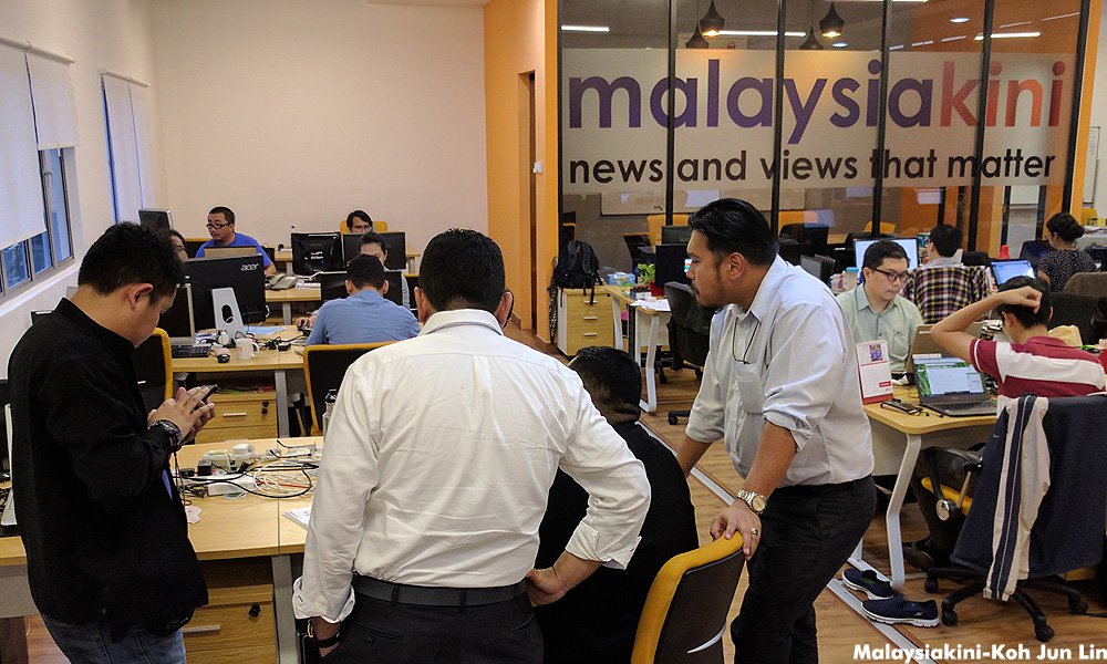 Malaysiakini raid by MCMC (Courtesy of M'kini Chinese)