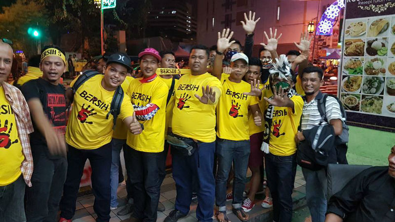 知名马来律师西蒂卡欣在昨晚时已现身独立广场附近，与粉丝分享有成群结队的马来人都上街来。-图：西蒂卡欣脸书-